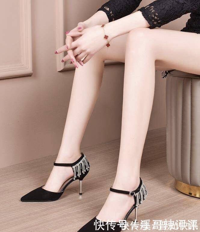 蛇形 蛇形缠绕的水钻高跟凉鞋,个性新颖又独特,小腿粗星人福利