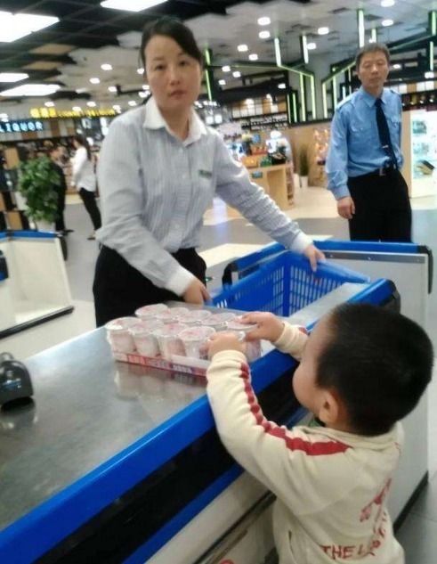 超市|孙子超市里摔碎一盒鸡蛋,店员要求10倍赔偿,奶奶的话让店员羞愧