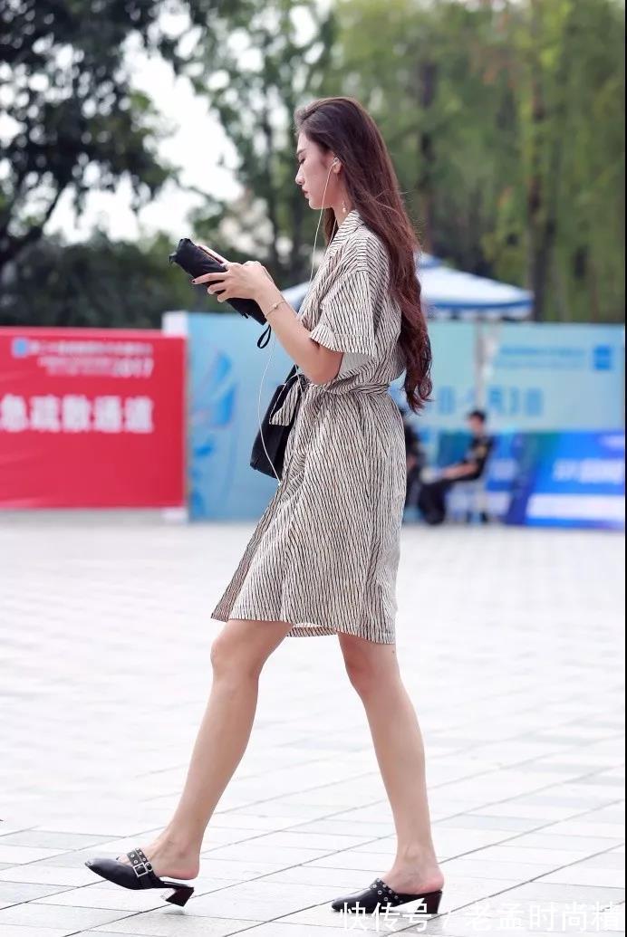 紧身开叉裙|街拍:穿白色紧身开叉裙背影杀手的美臀性感美女