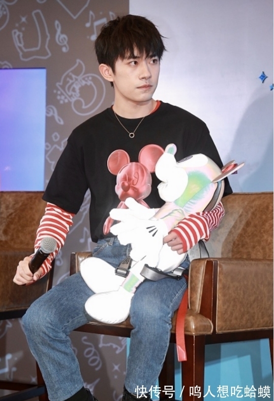 穿搭|感觉易烊千玺还没怎么长大,叠穿T恤像漫画少年,看着好可爱