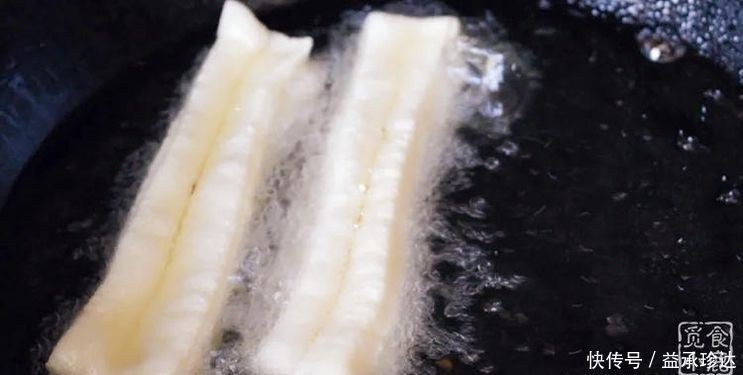 油条不用出去买,简单几步教你在家炸油条,蓬松酥脆,好吃又健康