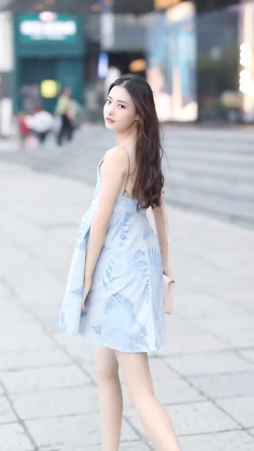 小姐姐一袭蓝色仙女裙，气质清纯如初恋，肤白貌美超吸睛