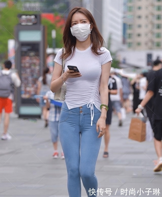 廉价感 设计感满满的褶皱上衣，搭配紧身裤，性感又不失时尚的休闲风搭配