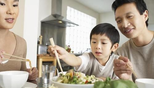 饭后打嗝真的是吃饱的表现吗，4个原因会导致打嗝，第4个最常见