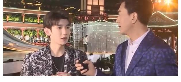 王源暂时还不能考主持人证,王一博学历不够没法考,主持人变嘉宾