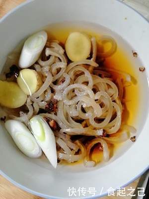 东北名菜—肉皮冻,调制醋蒜汁一口一个,老少皆宜