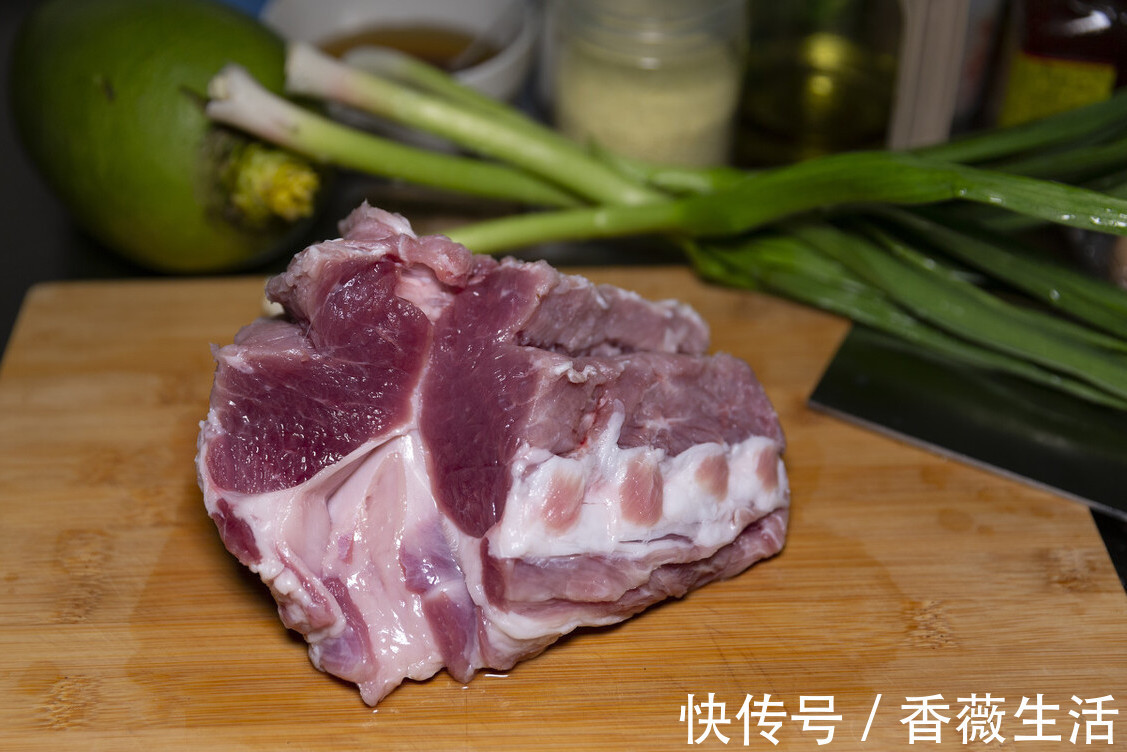 爆炒|葱爆羊肉，直接炒还是先焯水都不对，教你一招，羊肉鲜嫩不膻