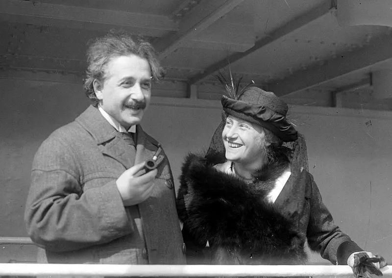 30万公里长棍子沿固定点旋转,每秒1周,棍子末端能超光速吗?