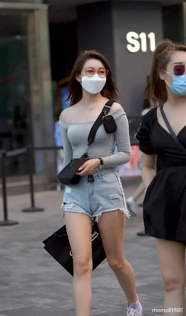 单穿打底都好看的打底裤，清爽之中透着简洁干练，时尚舒适