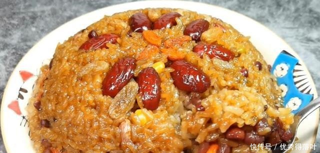 年夜饭第一道菜已备好，寓意为幸福团圆，是主食又是菜，一蒸上桌