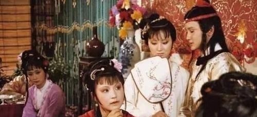 贾母#被迫搬离大观园后,薛宝钗露出了本来面目,史湘云对此说了两个字