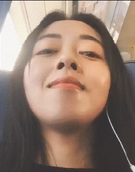 |搞笑GIF:都这时候了还看什么看 赶紧来救我啊,真装不下去了