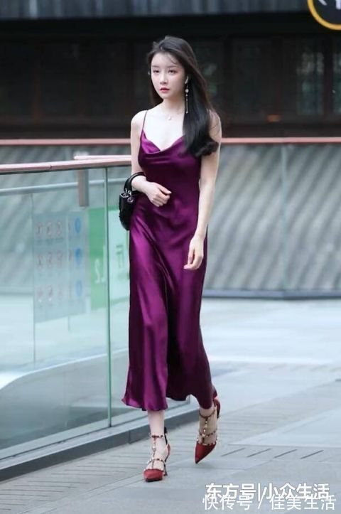 造型|街拍真丝吊带裙造型,这条街属她最亮眼
