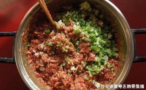 调肉馅时，只会放油可不行，掌握3点窍门，饺子鲜嫩多汁，香