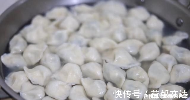 包韭菜鸡蛋饺子，别忘了加上一点“它”，饺子不出水，更香更美味