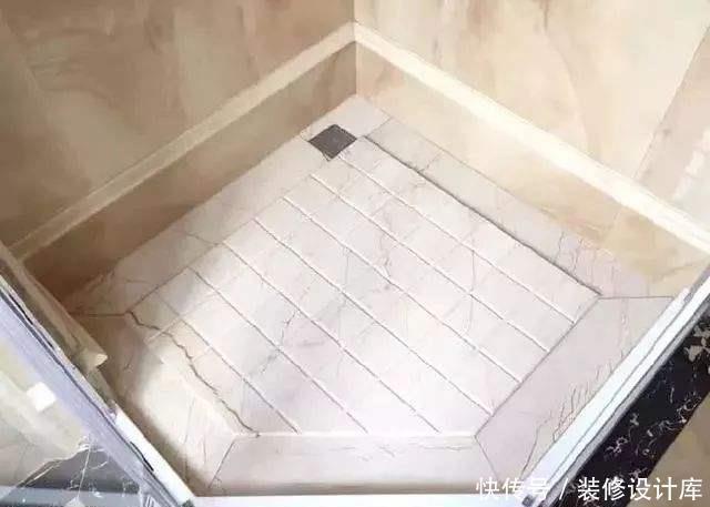 积水|卫生间地面不要做斜坡了，有钱人都设计这种代替，下水快又防滑