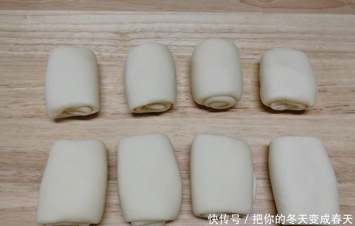 简单易上手的蛋黄酥,层层馅料包裹,香酥可口,太好吃了