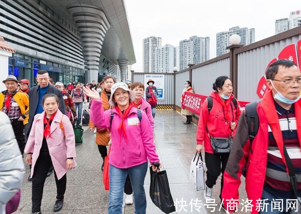 秋行|武隆首趟“开往秋天的列车”开行 上千人踏上赏秋旅程