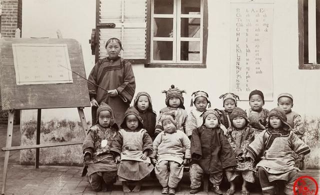 生活照|老照片清末人物生活照,女子展示发髻,幼儿园孩子学英语