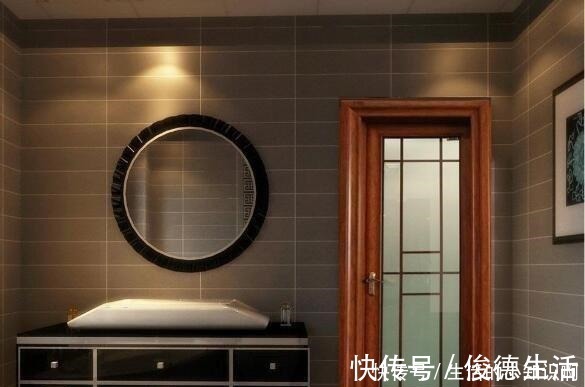 塑钢|过来人的惨痛教训卫生间如果安装这种门，住上半年保证想换！