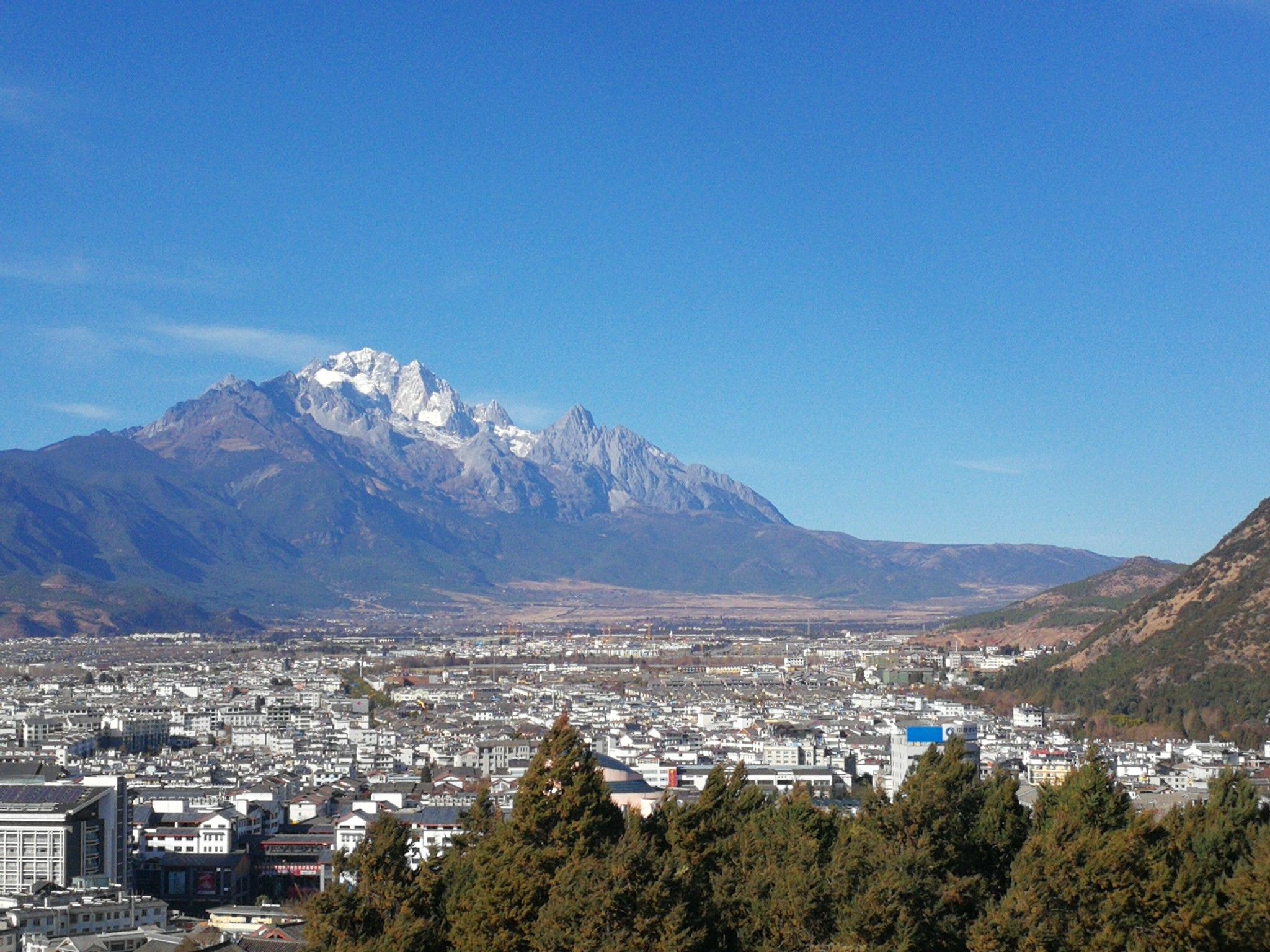 玉龙雪山，好似浑然天成的风景画