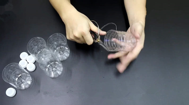 热熔胶枪|5个塑料瓶粘贴在一起,放在厨房里,谁进了厨房都夸好