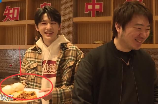 宋亚轩和吴彤吃饭，镜头放大十倍后，牙齿的颜色让女粉丝不知所措