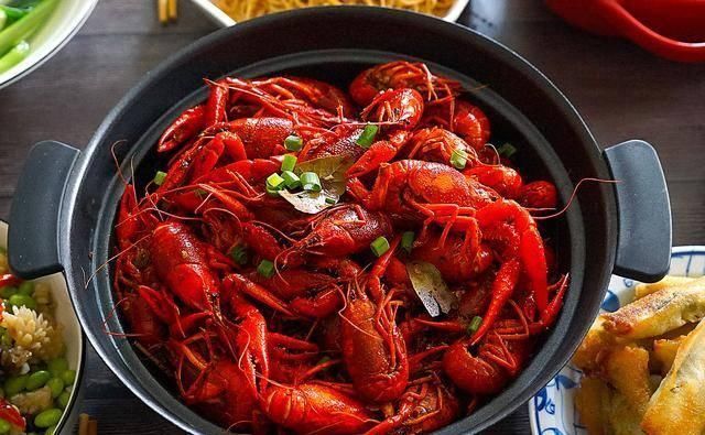 晒晒|晒晒我家今天母亲节的午餐,5个人6菜1汤,妈妈和婆婆吃得最开心