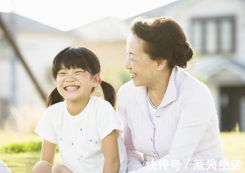 孩子|生下双胞胎女儿后，一个自己带一个乡下婆婆带，长大后反差太大