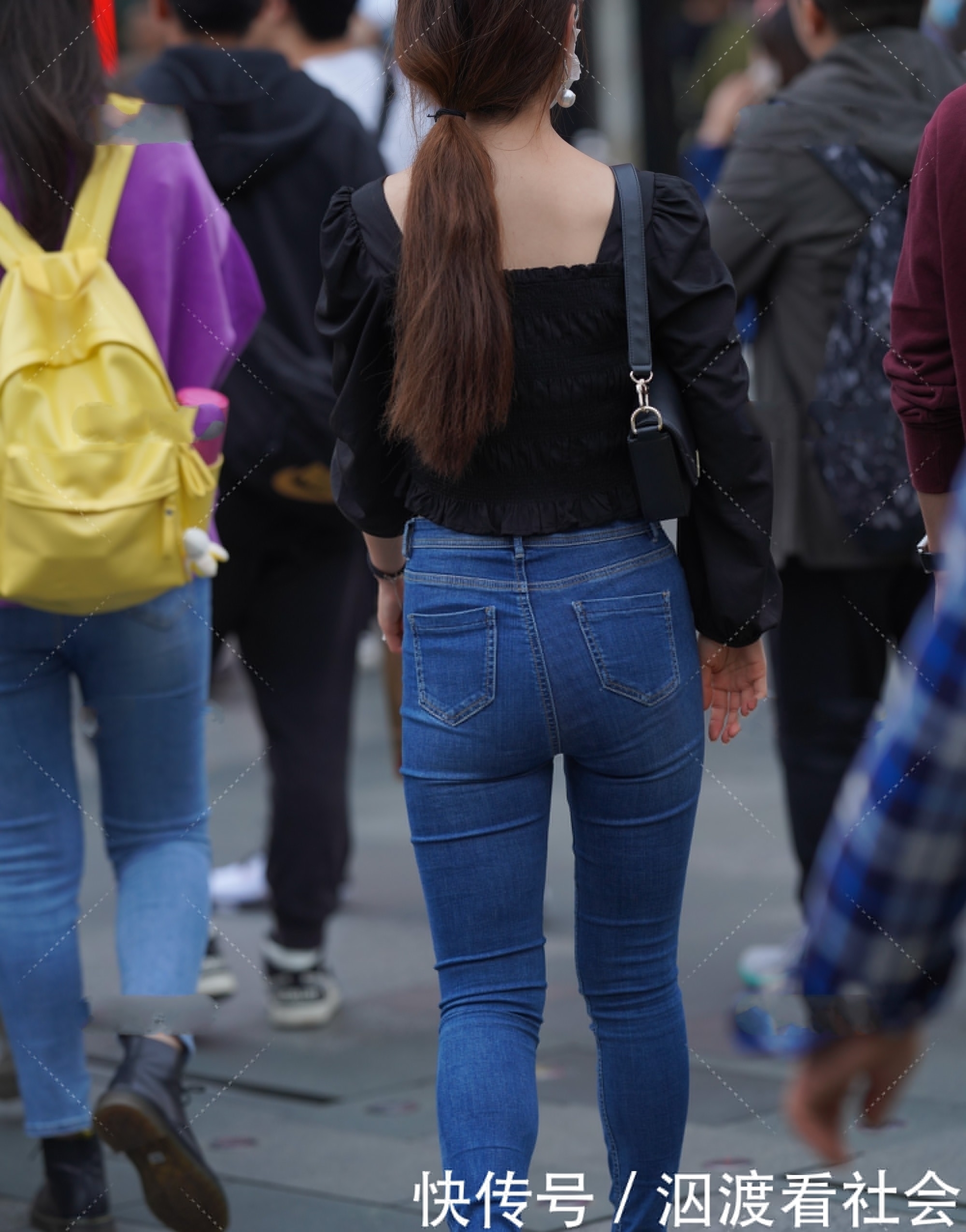 方领长袖搭配牛仔裤,穿起来舒适又随意,休闲百搭