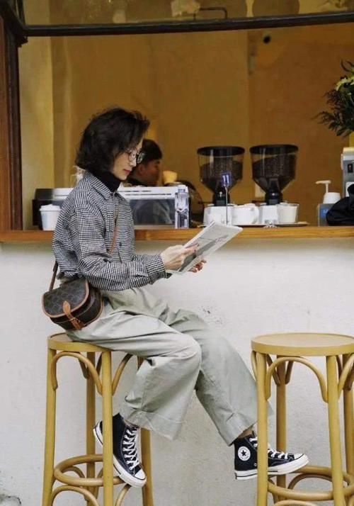 女人过了55岁,就要少穿小黑裤,学三木妈妈这样穿,特高级