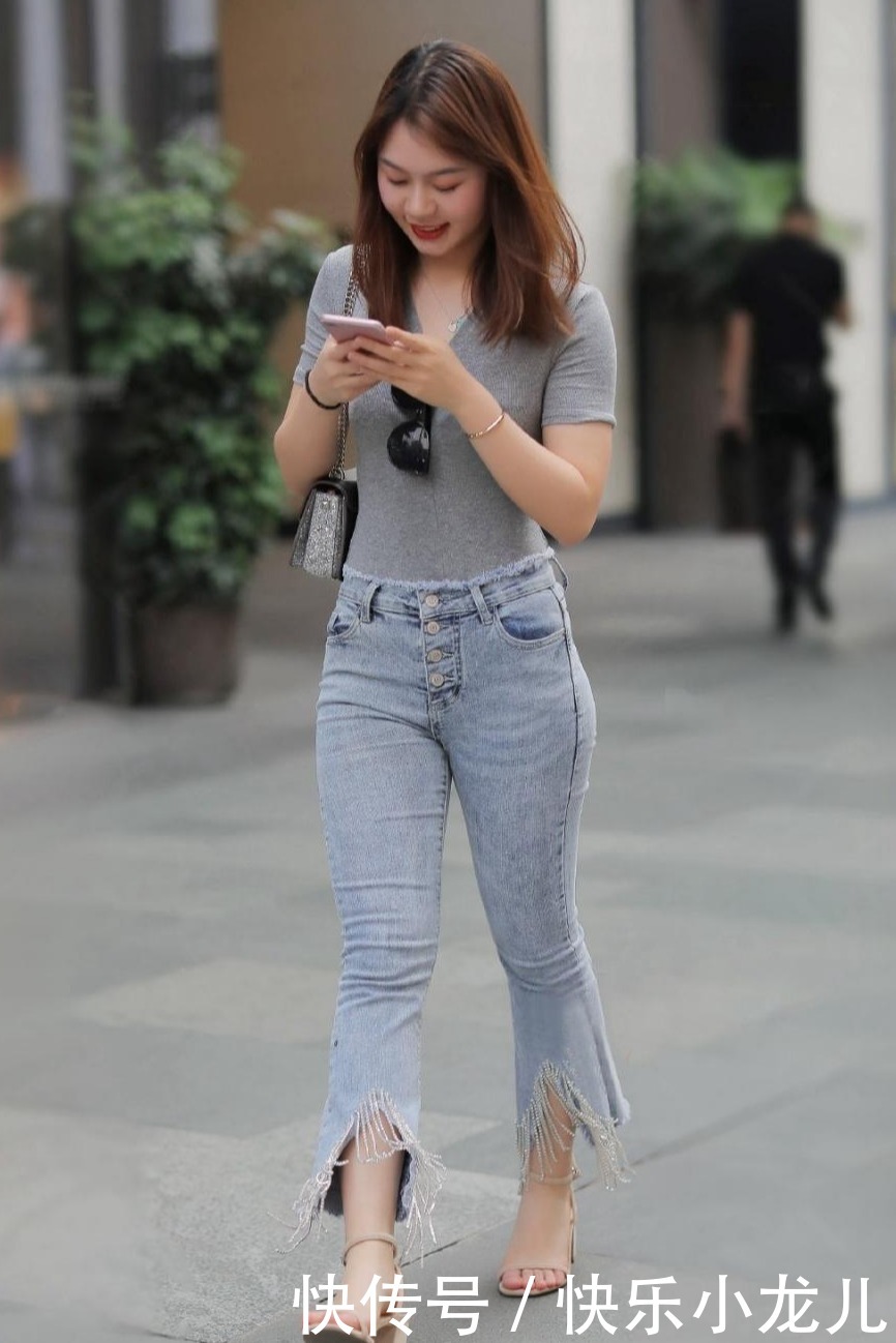 性格的牛仔裤穿搭，展示出你想要的前卫感