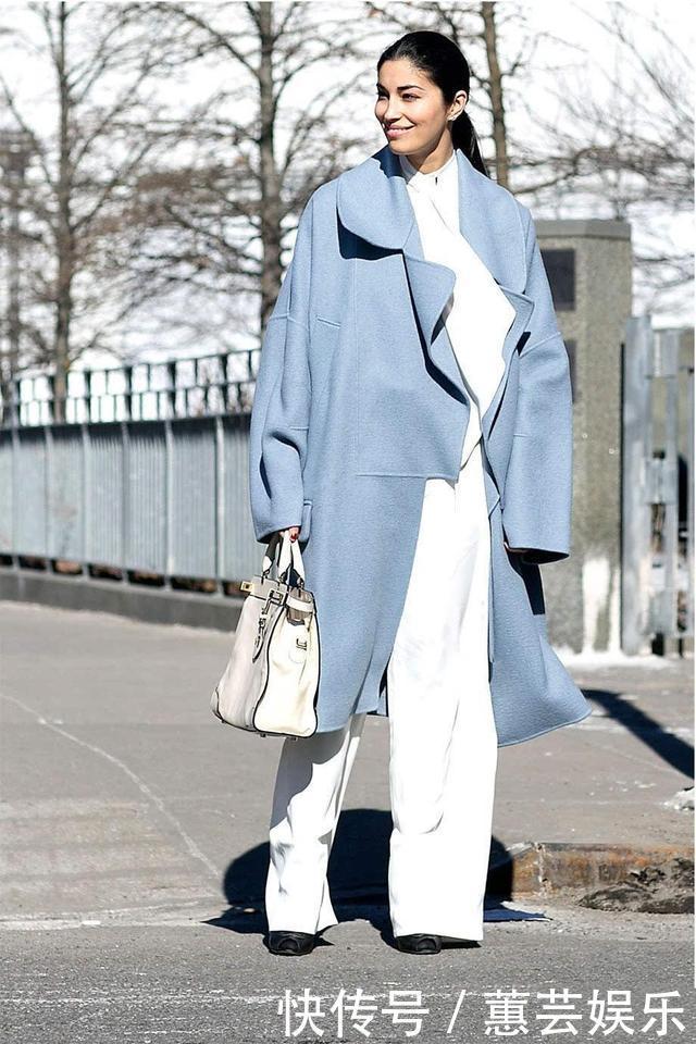 冬天选大衣别只挑黑白灰,试试这件蓝色大衣吧,清新减龄还显气质
