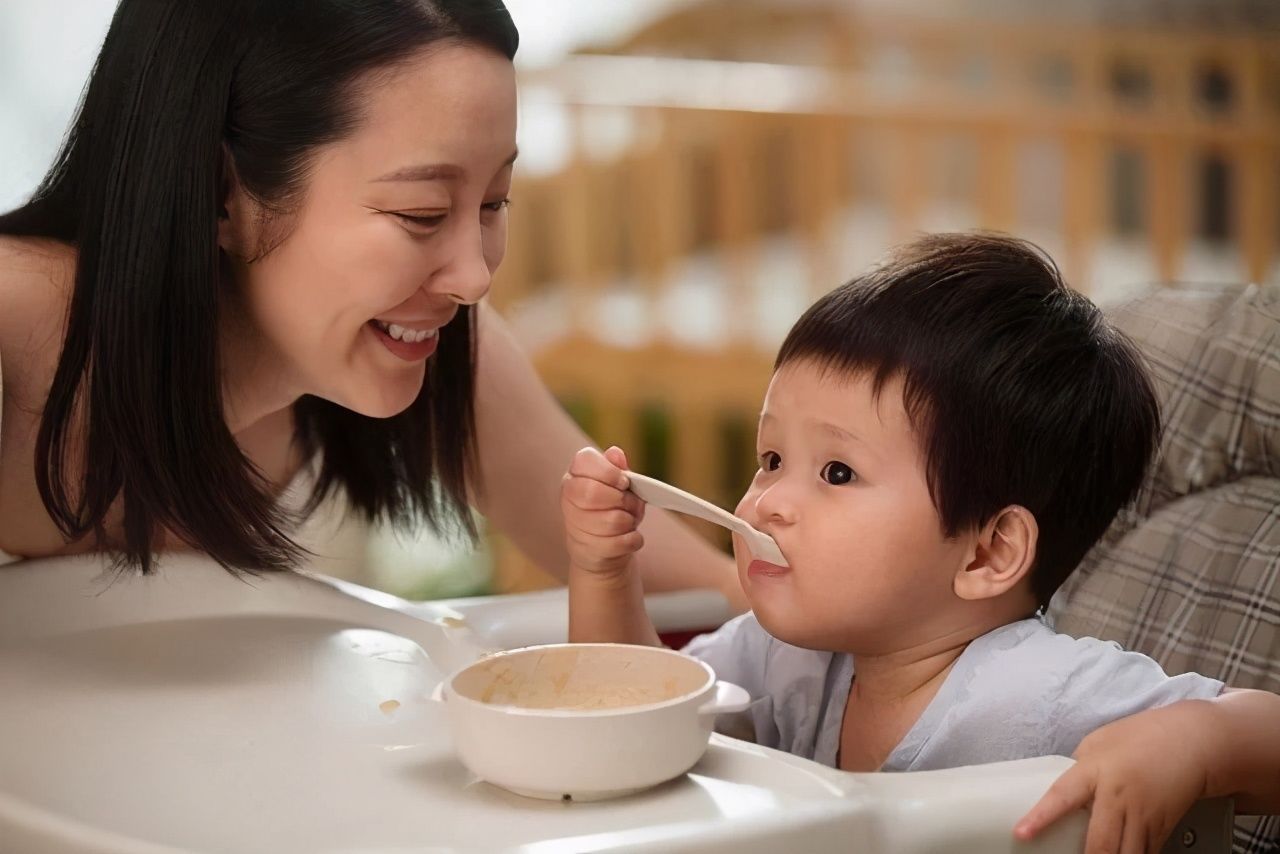 宝妈|鸡蛋羹是辅食界的大众餐，为啥少给宝宝吃？听听儿科医生怎么说