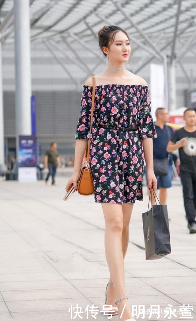 连衣裙|路人街拍，美女针织衫搭配浅绿色休闲裤，洋气十足