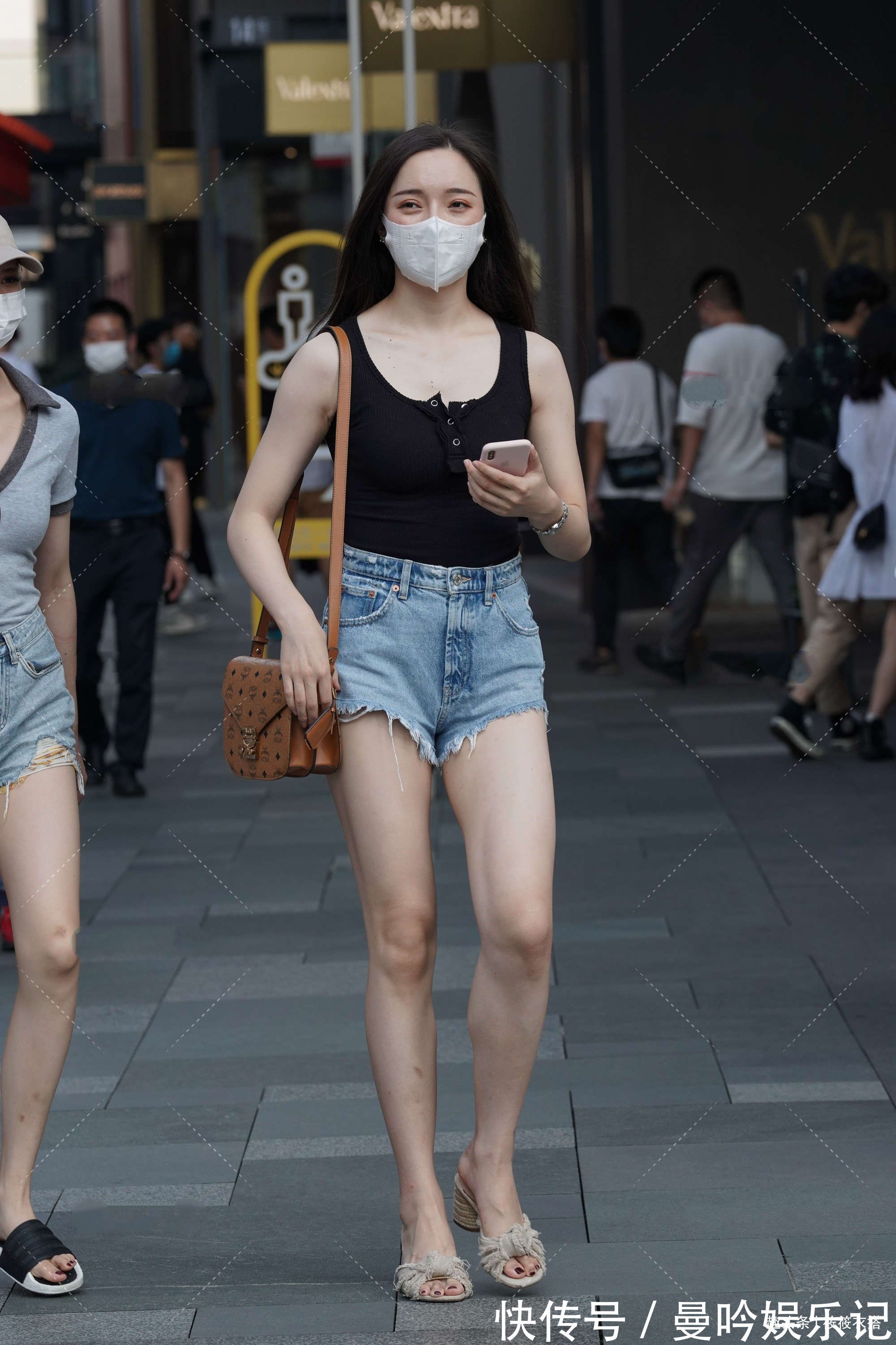 防晒|黑色的无袖背心搭配牛仔短裤,穿搭特别显腿长,简单又时尚