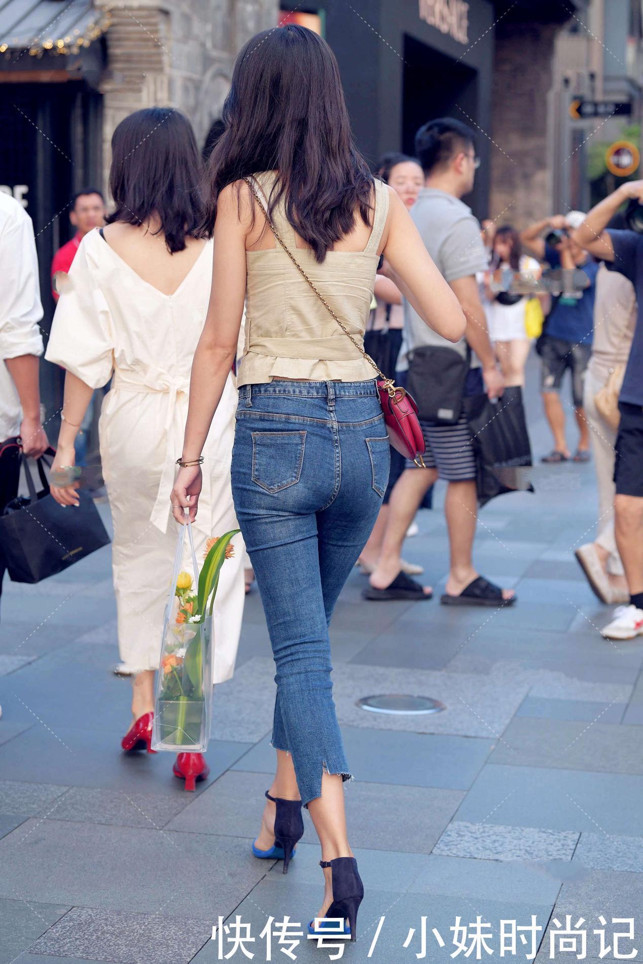 街拍:浅咖色无袖上衣, 搭配红色链条包, 时尚又洋气