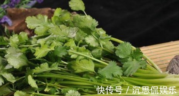 膝盖|膝盖疼到不能走路79岁骨科老专家白酒+香菜这么用，腿不疼了