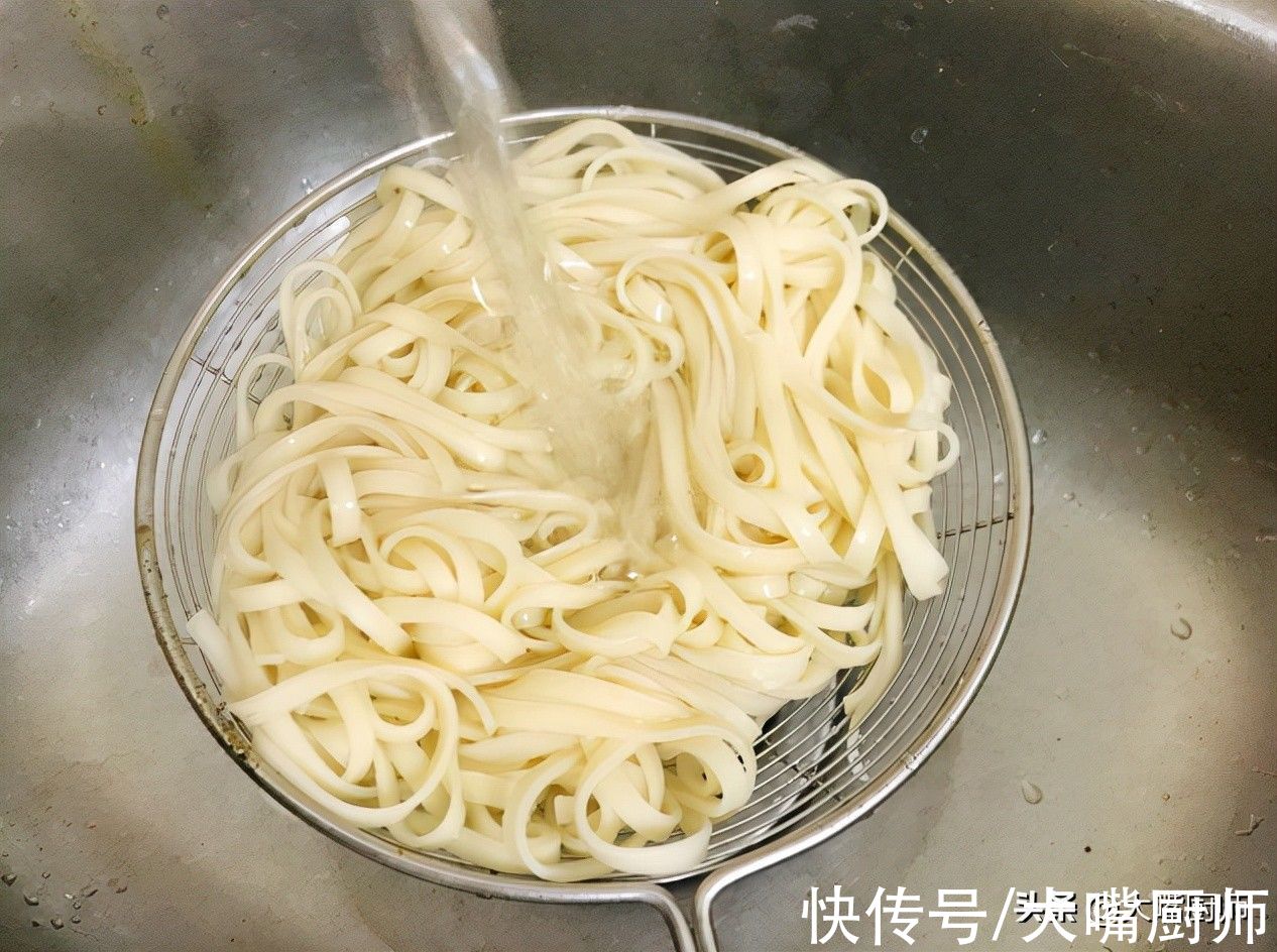 炒面条,不要煮好直接炒,学会3个技巧,面条筋道爽滑,不碎不粘