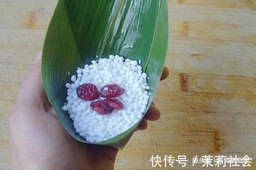 韧性|粽叶加它一煮,韧性十足不破皮,煮出来的粽子,颜色翠绿更香甜