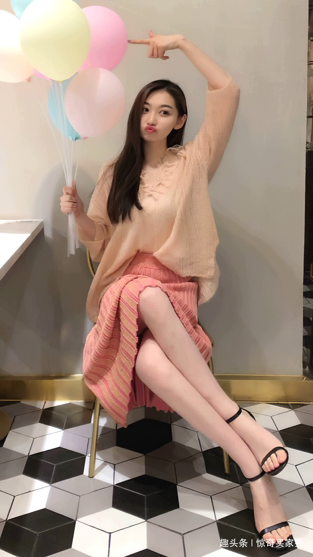 宽松 美女宽松上衣搭配粉色螺纹长裙，时髦又休闲，穿出飘逸优雅之美