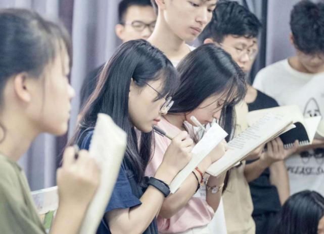  惟妙惟肖|美术生“自画像”走红，老师看完笑出眼泪，网友调侃：是认真的吗