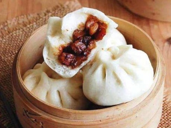 在家蒸包子，可以试试酱肉包，酱香味浓，比鲜肉包都好吃，快来学