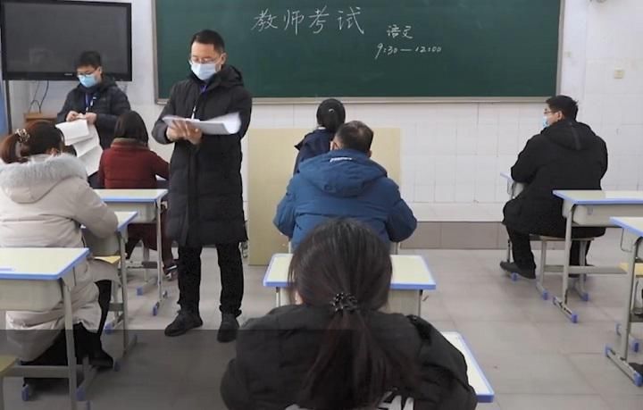 期末考师生同答一张卷，学生欲与老师一比，网友：老师厉害不在分数