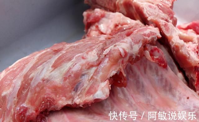 前排|买排骨，要挑肉多的还是肉少的？肉贩子无意说漏嘴，原来如此！