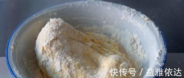 油条最简单的做法,不用泡打粉,加上它,个个空心又酥脆,太香了