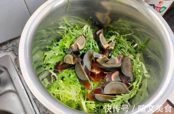 皮蛋|2元一斤的“天然下火菜”,夏天遇到要多吃,5分钟轻松搞定