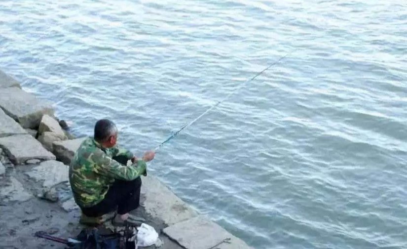 最靠谱的冬季打窝技巧，以及实用窝料自制方法，屡试不爽