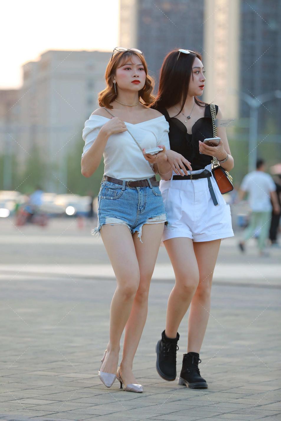 清爽的黑白色系列穿搭, 简约时尚, 变身街头的美丽风景线