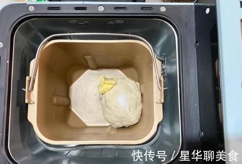 松软的面包体与丰富馅心让人欲罢不能,而且做法超简单,新手快学